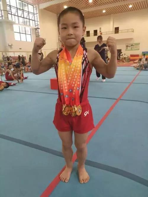 わずか7歳で見事に割れた腹筋 杭州に天才体操少年が出現 株式会社フライメディア