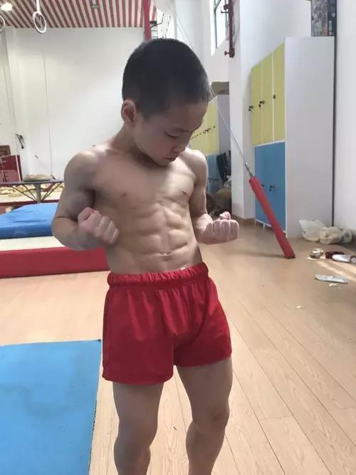 わずか7歳で見事に割れた腹筋 杭州に天才体操少年が出現 中華圏での番組 撮影コーディネート ライブ配信 フライメディア