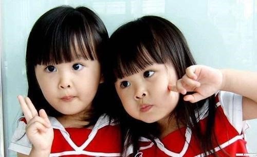 愛くるしい表情で台湾全土を魅了した双子姉妹 超カワイイ姉妹に成長していた 株式会社フライメディア
