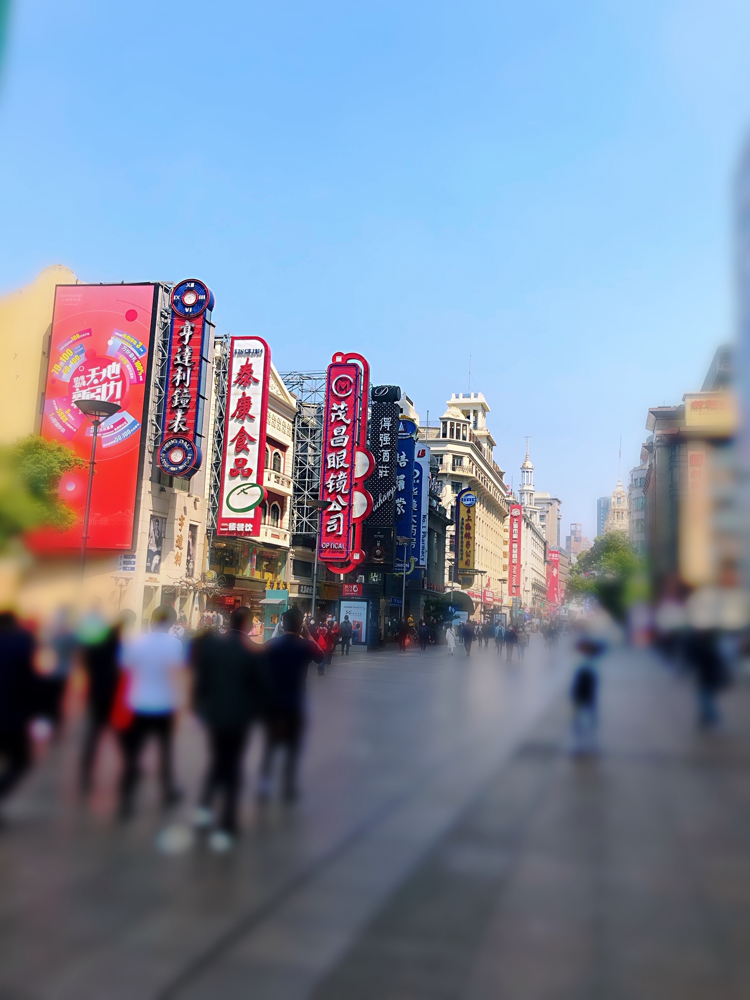上海•南京東路の歩行者天国で各店の青団が楽しめる