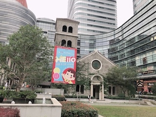 上海•ポップな巨大広告も周りの景色と融合している？