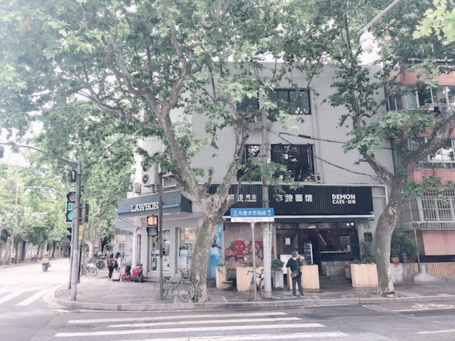 上海・ぶらりと街歩きをする人も多い並木道