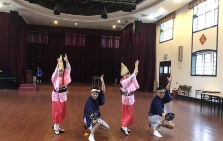 上海・模範演技を見せる「上海連」のメンバー