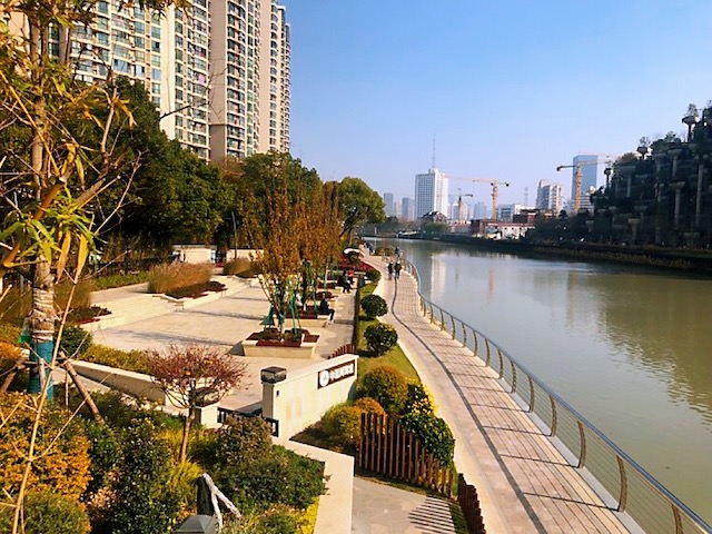 上海・対岸の遊歩道から眺める景色も圧巻！