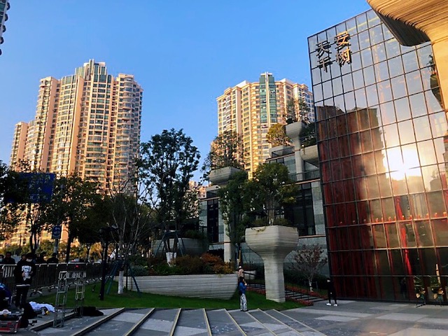 上海・モールの対岸には高層マンションが立ち並ぶ