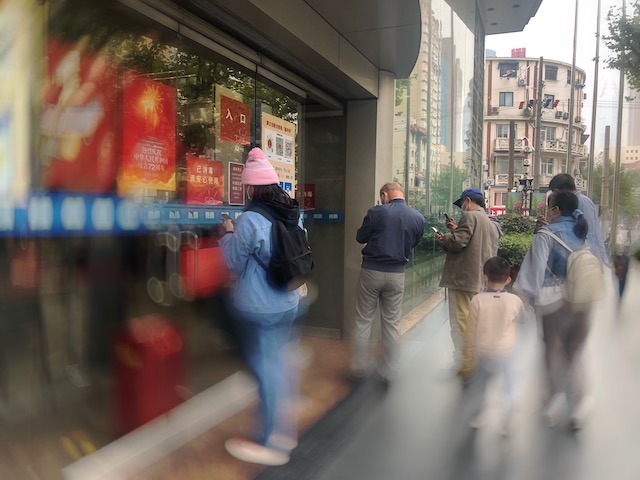 上海・店外で健康コードの用意をする来店者