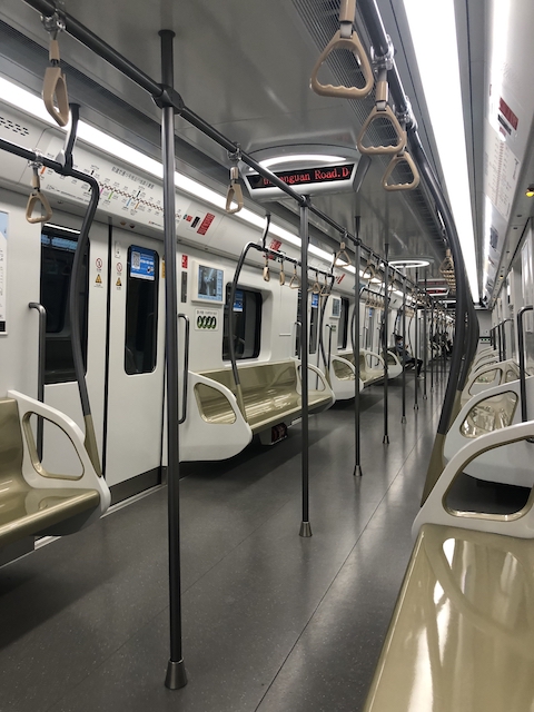 上海・エリア隔離が始まり、地下鉄（夜10時前後）もガラガラ