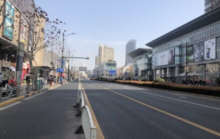 上海・いつも渋滞する繁華街の通りも車は少ない