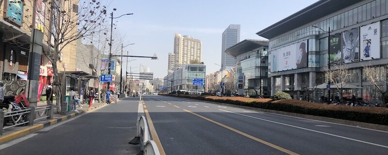 上海・いつも渋滞する繁華街の通りも車は少ない