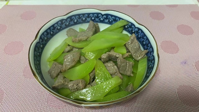 上海・豚肉と茎レタスの炒めもの