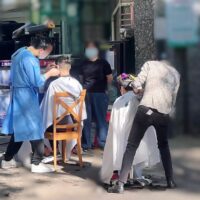 コロナ封鎖の上海で『青空理髪店』が満員御礼！