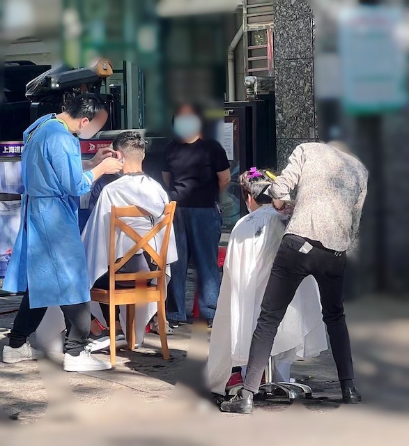 上海・大盛況の青空理髪店