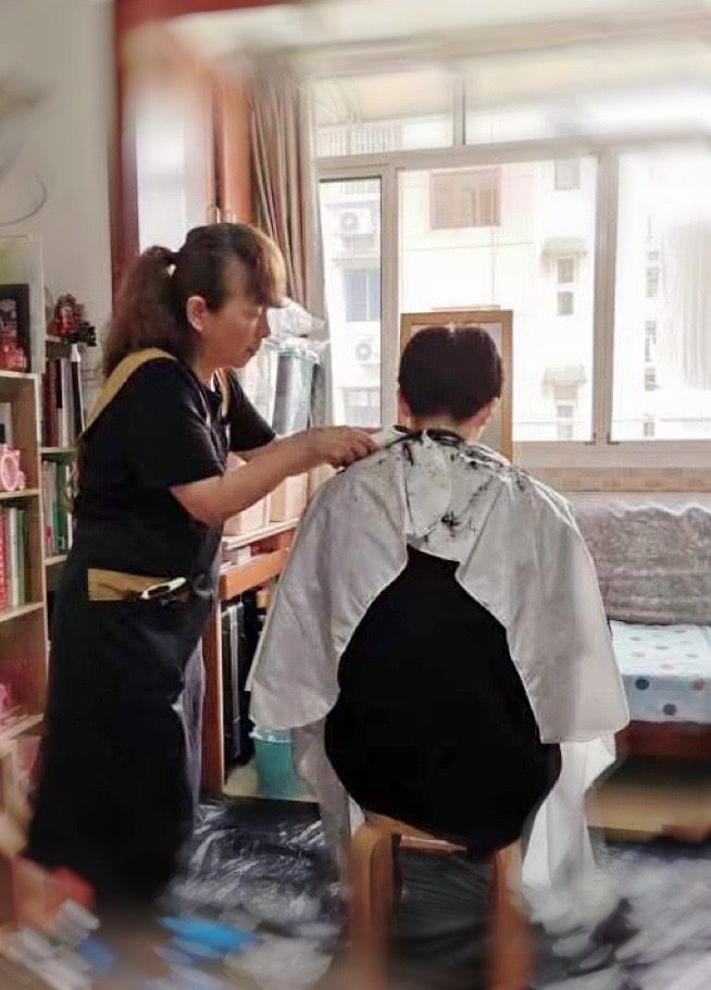 上海・ボランティアでカットするベテラン日本人美容師