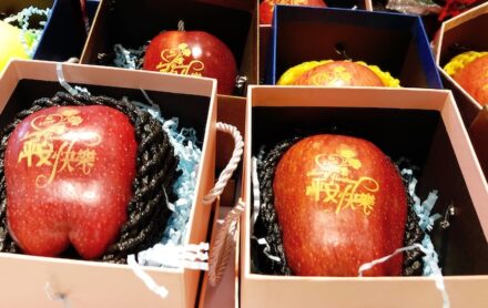 上海・クリスマスに平安果を贈る