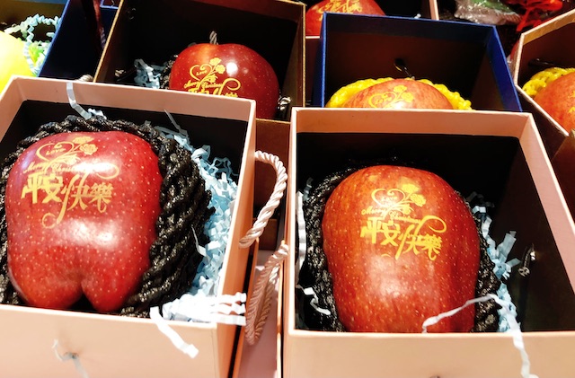 上海・クリスマスに平安果を贈る