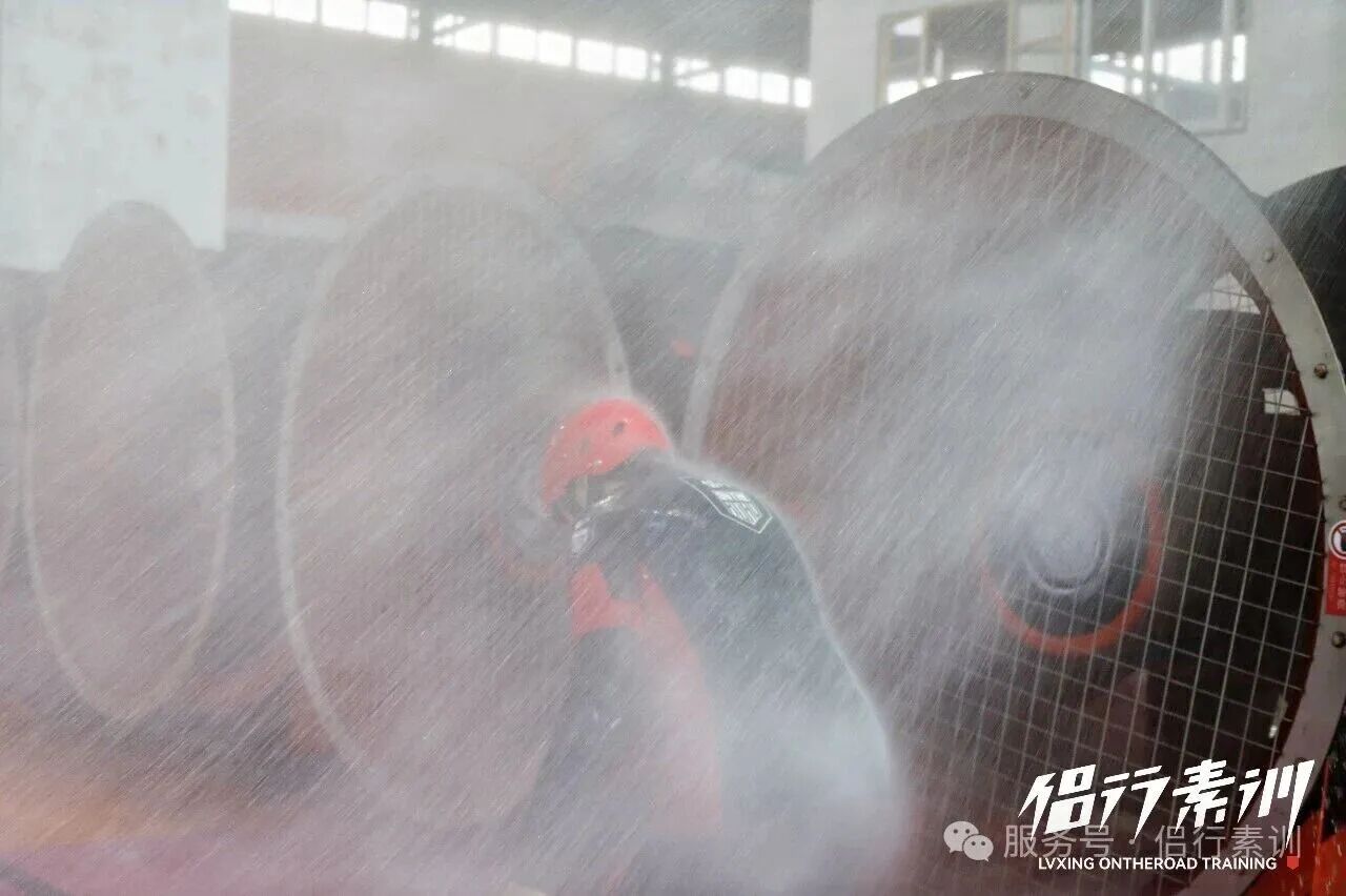 大型ファンで暴風雨を再現する台風体験